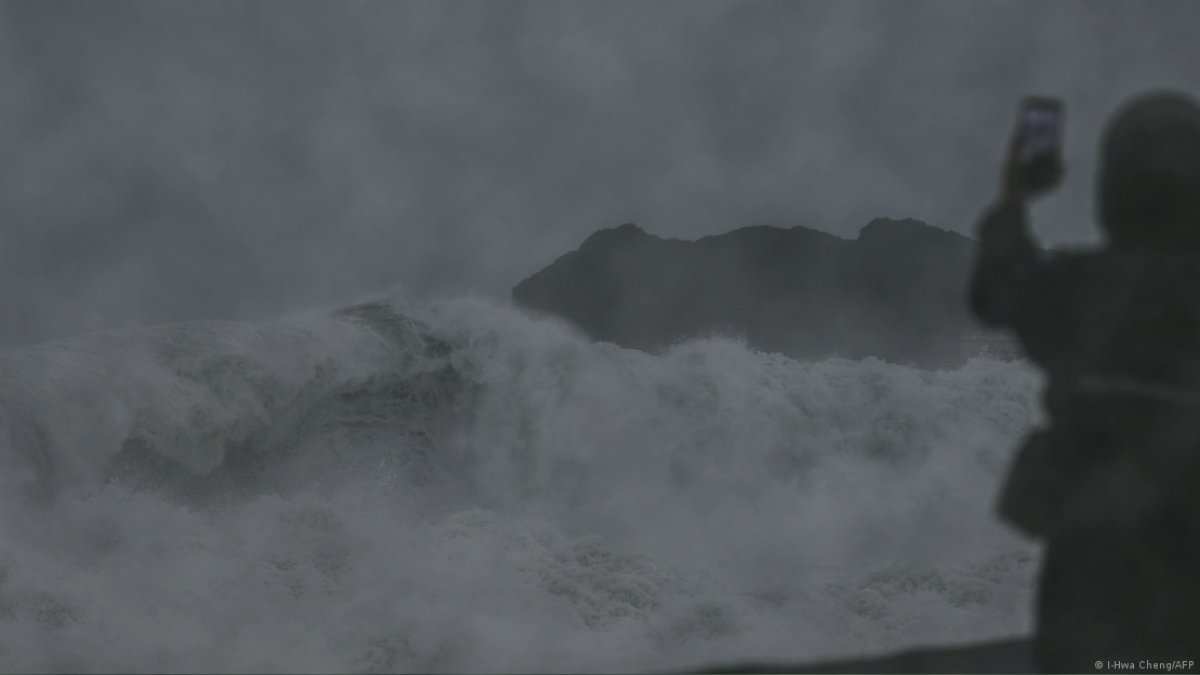 Typhoon Champi Leaves One Dead, 616 Hurt as Taiwan Begins Cleanup